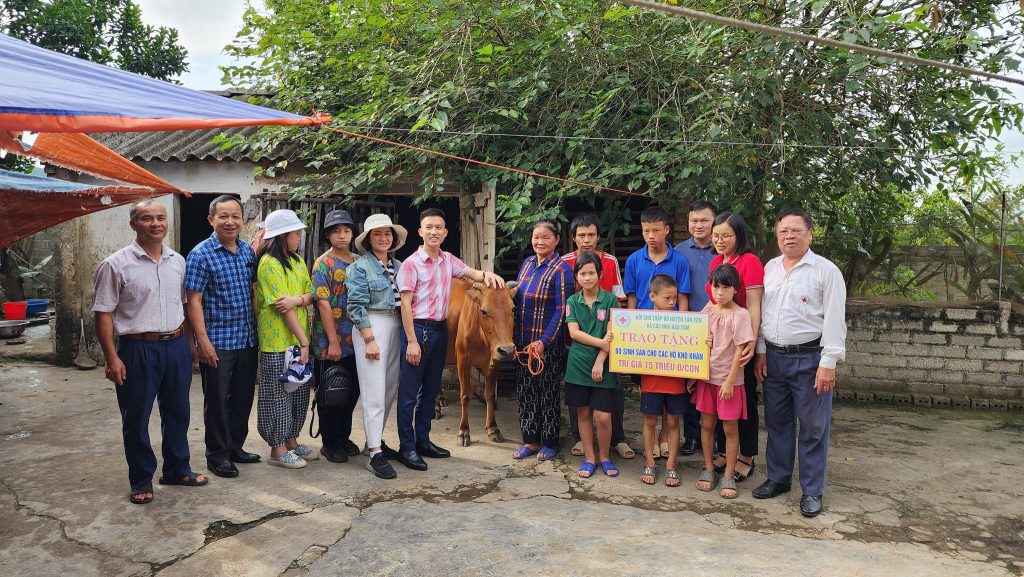 Trao bò giống ước mơ số 12 năm 2023 cho gia đình chị  – THÔN ME ĐIỀN – XÃ LAM CỐT – HUYỆN TÂN YÊN. 