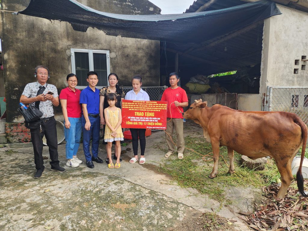 Trao bò giống ước mơ số 17 năm 2023 cho gia đình em Hải – XÃ AN DƯƠNG – HUYỆN TÂN YÊN 