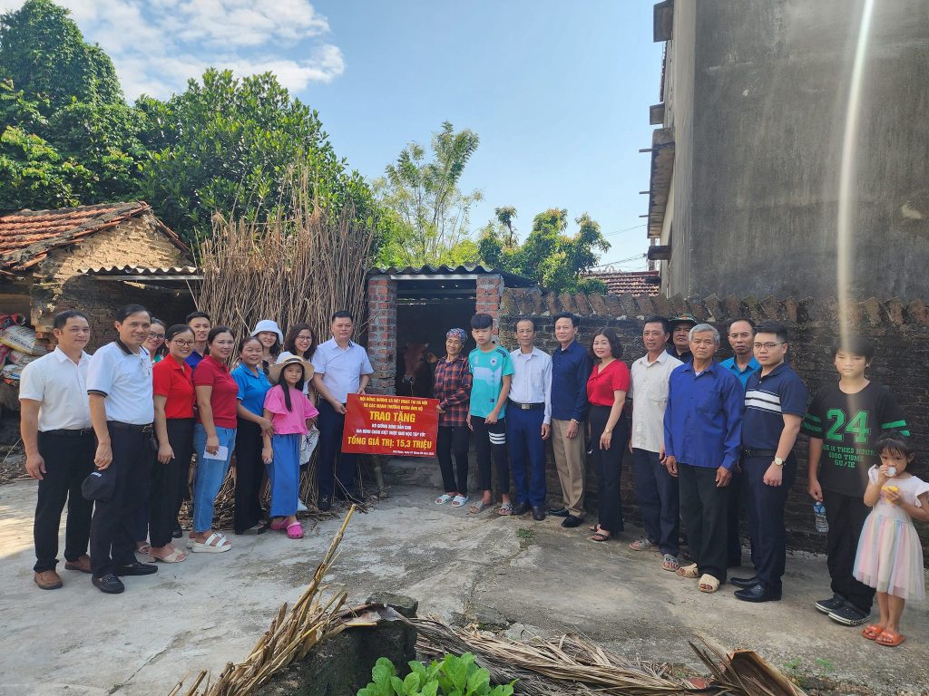 Trao bò giống ước mơ số 18 năm 2023 cho gia đình bác Luận – XÃ VIỆT NGỌC – HUYỆN TÂN YÊN – TỈNH BẮC GIANG. 